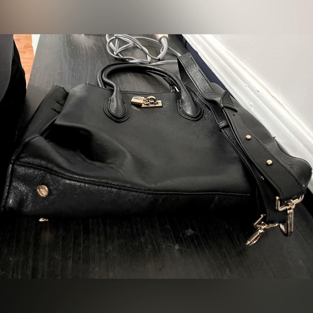 Cute hand bag that can be used as a shoulder bag or by just handles.